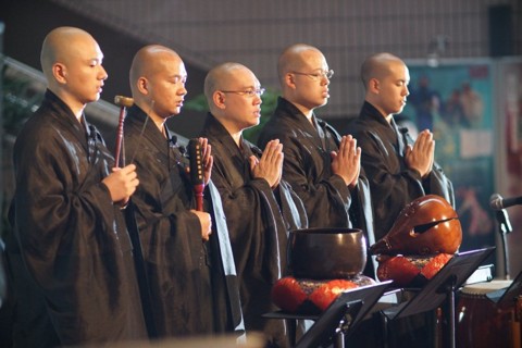 如何为亡人称名回向